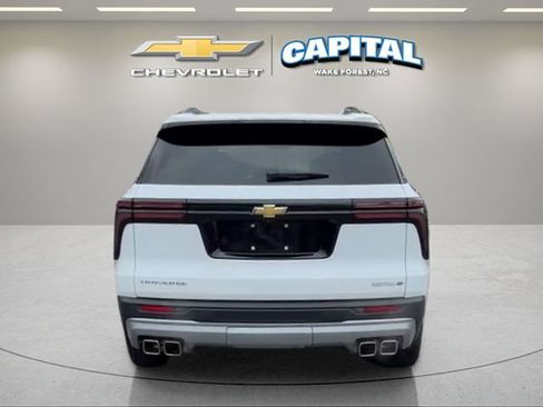 Used 2025 Chevrolet Traverse LT w/ Enhanced Driving Package FWD image 5