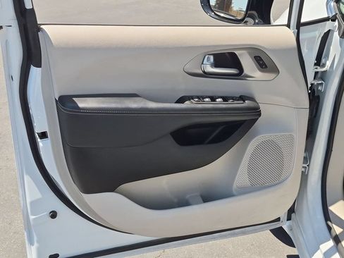 Used 2024 Chrysler Pacifica Touring-L FWD image 11