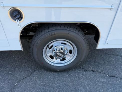 New 2026 Ford F250 XL w/ XL Chrome Package image 33