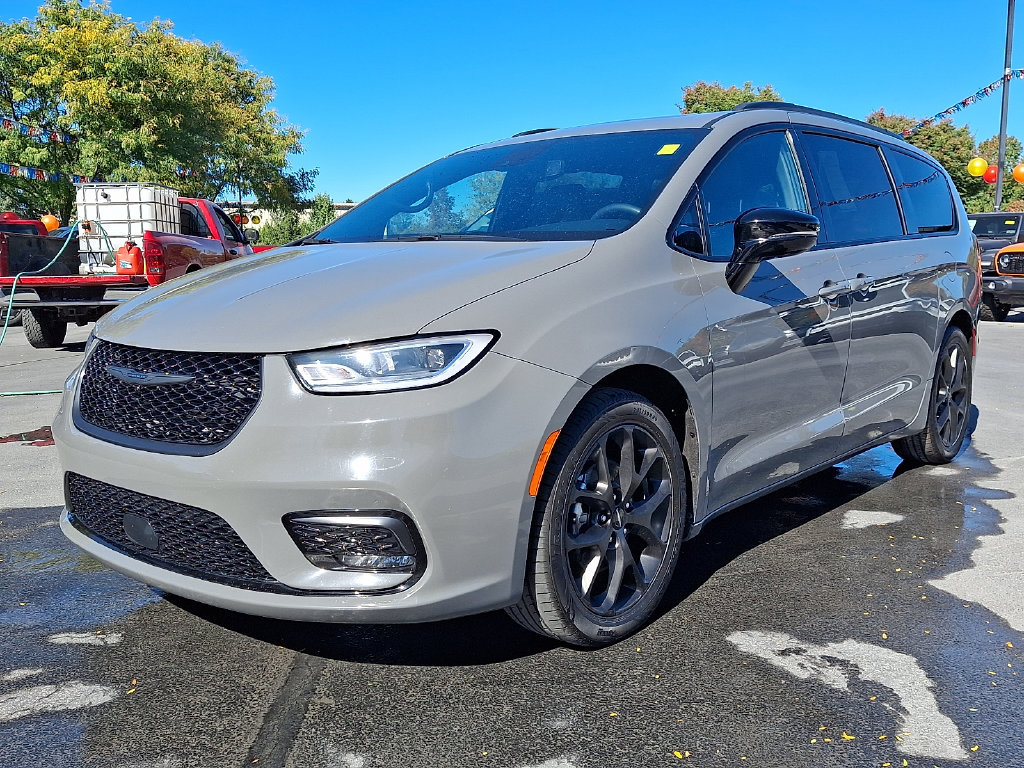 Used 2025 Chrysler Pacifica Limited FWD image 2