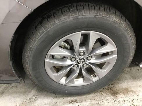 Used 2023 Toyota Sienna LE image 3