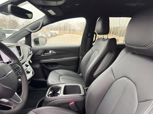 New 2026 Chrysler Pacifica Select FWD image 27