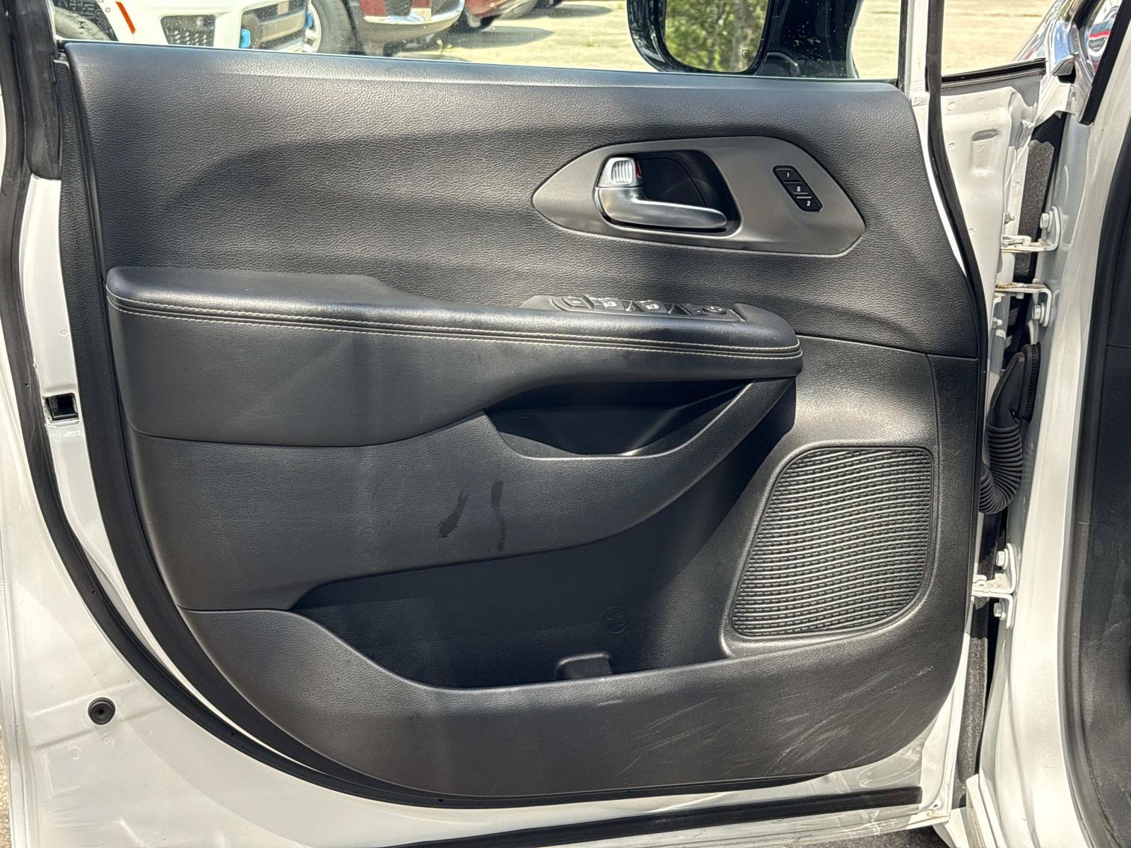 Certified 2025 Chrysler Pacifica Select FWD image 16