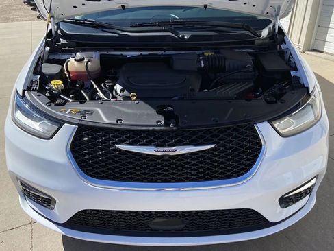 Used 2024 Chrysler Pacifica Touring-L image 26
