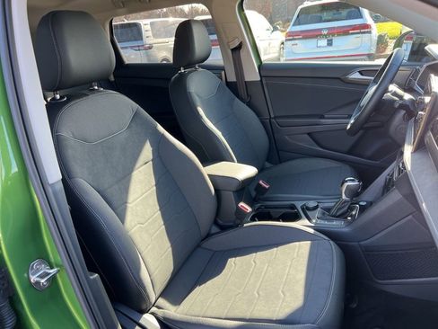 Used 2025 Volkswagen Taos SE image 23