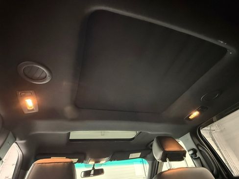 Used 2017 Ford Explorer XLT w/ Equipment Group 202A AWD/4WD image 36