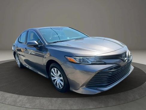 Used 2020 Toyota Camry LE w/ Fleet Convenience Package FWD image 3