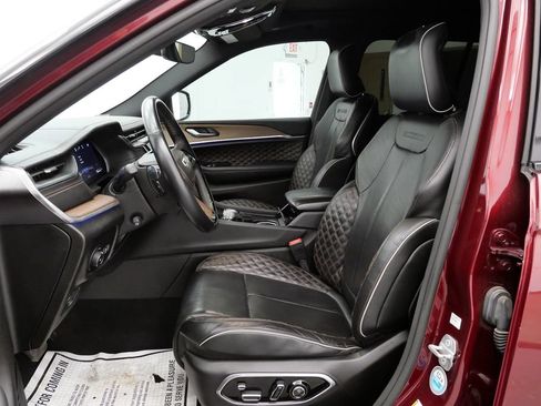Used 2022 Jeep Grand Cherokee Summit w/ Luxury Tech Group V AWD/4WD image 11