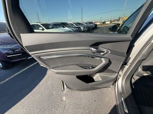 Used 2023 Audi e-tron Premium w/ Convenience Plus Package image 17
