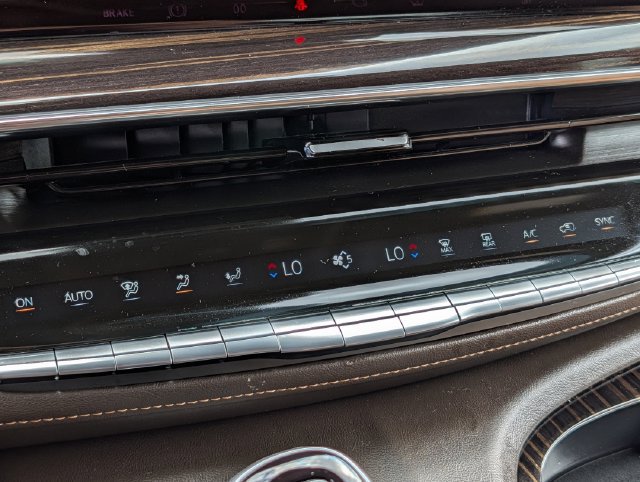 Used 2023 Cadillac Escalade Premium Luxury AWD/4WD image 18