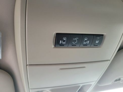 Used 2014 Chrysler Town & Country Touring w/ Driver Convenience Group FWD image 22