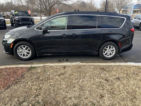 Used 2022 Chrysler Pacifica Touring-L image 18