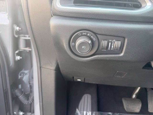 Used 2025 Chrysler Pacifica Limited FWD image 36