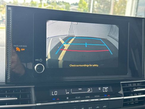 Used 2025 Toyota Sienna LE image 19