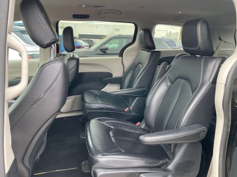 Used 2023 Chrysler Pacifica Touring-L image 28