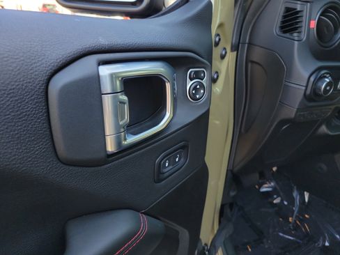 Used 2025 Jeep Wrangler Unlimited Rubicon w/ XTREMEE 35" Tire Package image 17