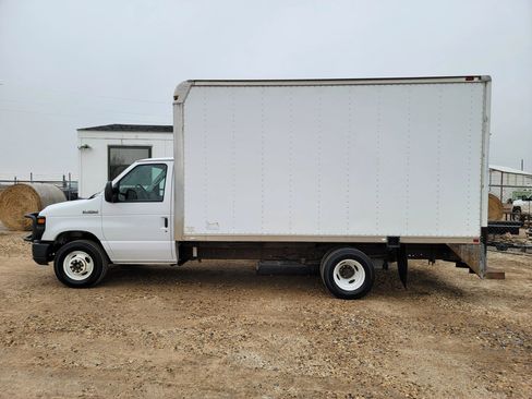 Used 2016 Ford E-350 and Econoline 350 Super Duty image 2
