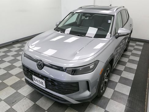 Used 2025 Volkswagen Tiguan SE w/ Panoramic Sunroof Package AWD/4WD image 7