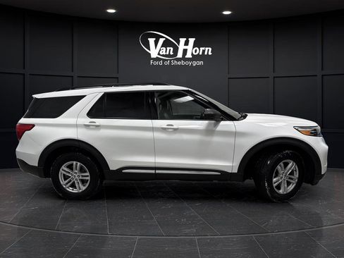 Used 2023 Ford Explorer XLT image 2