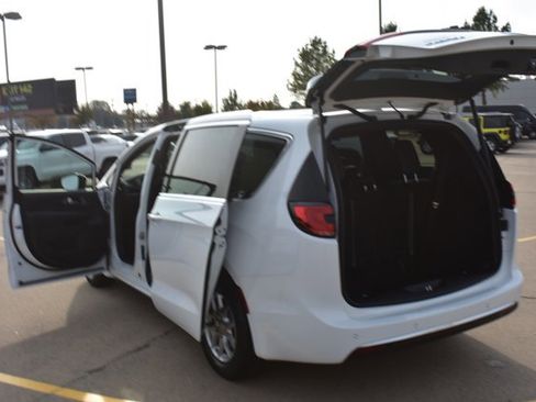 New 2026 Chrysler Pacifica Select image 17