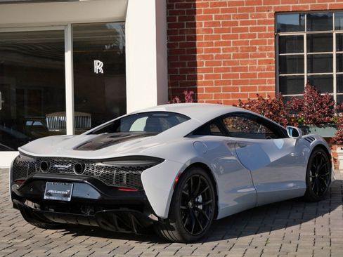 Used 2024 McLaren Artura RWD image 4