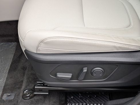 New 2025 Hyundai Tucson Limited image 18