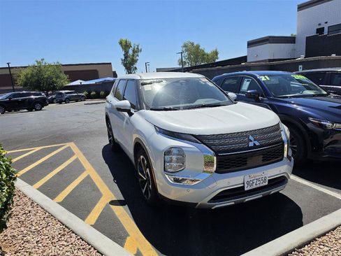 Used 2023 Mitsubishi Outlander SE FWD image 2