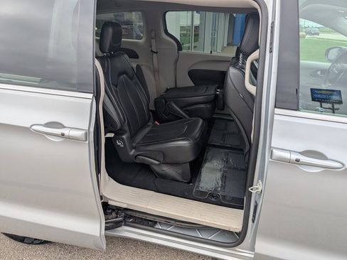 Used 2023 Chrysler Pacifica Touring-L image 6