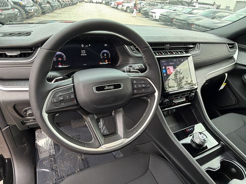 Used 2025 Jeep Grand Cherokee Laredo X w/ Luxury Tech Group I AWD/4WD image 26