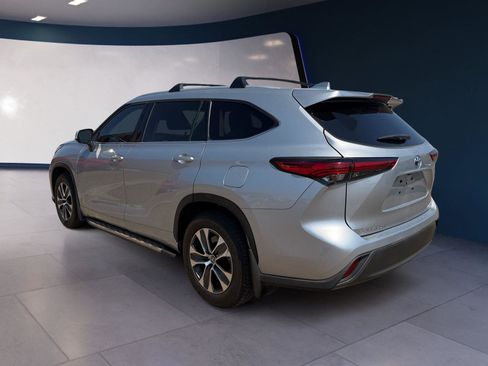 Used 2022 Toyota Highlander XLE image 3