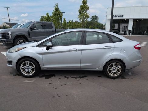 Used 2017 Ford Fiesta SE FWD image 2