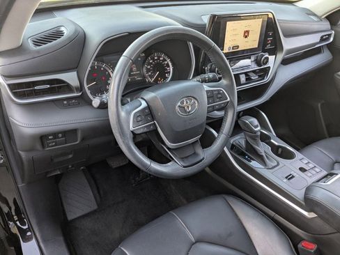 Used 2023 Toyota Highlander XLE image 9