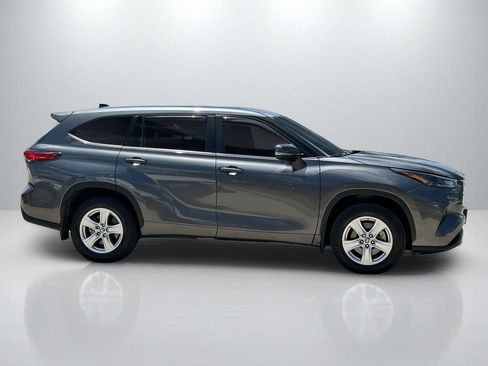 Used 2023 Toyota Highlander LE FWD image 4