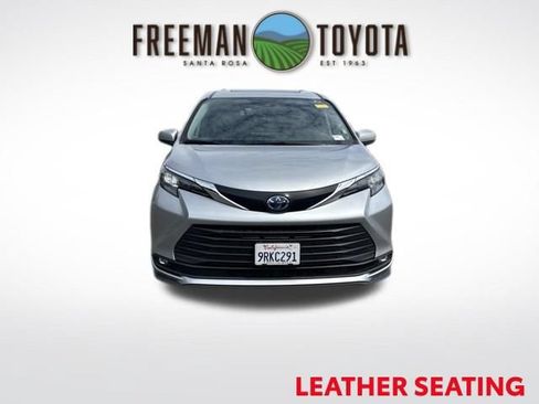 Used 2025 Toyota Sienna XLE FWD image 3
