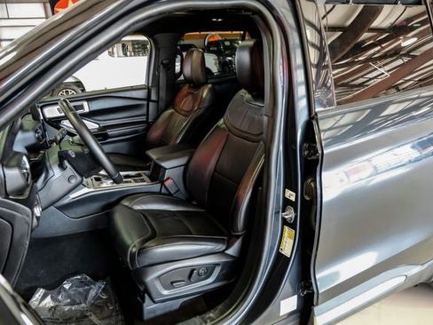 Used 2022 Ford Explorer Platinum w/ Equipment Group 601A image 33