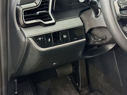 Used 2025 Kia Sportage LX image 17