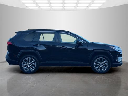 Used 2022 Toyota RAV4 XLE Premium image 7