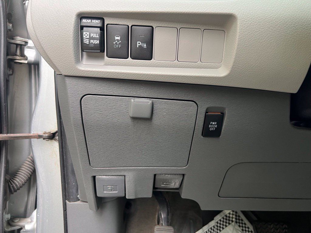 Used 2020 Toyota Sienna XLE AWD/4WD image 16