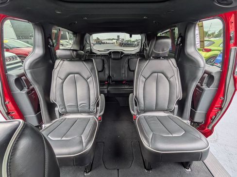 Used 2025 Chrysler Pacifica Limited FWD image 22