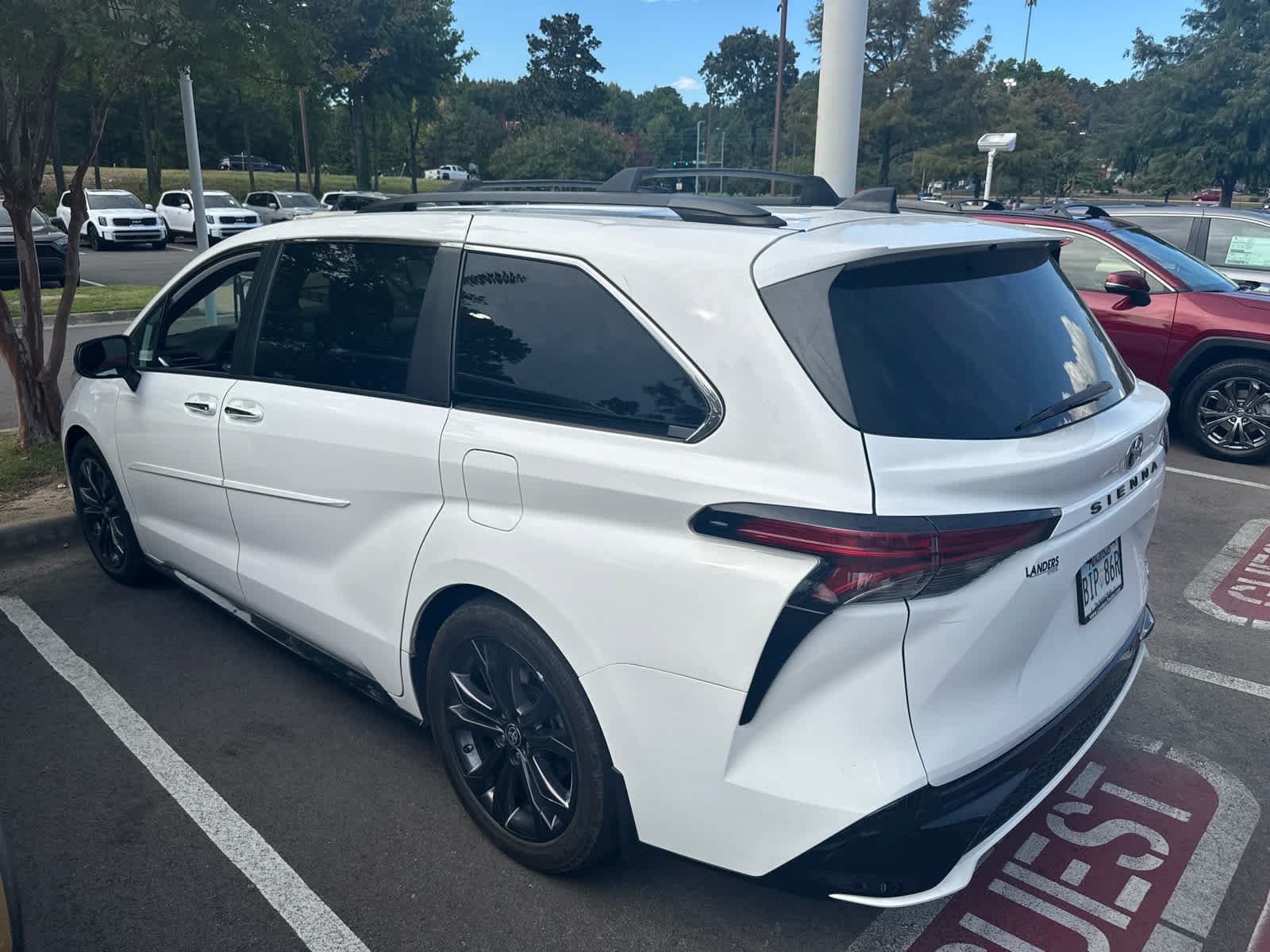 Used 2022 Toyota Sienna XSE FWD image 3