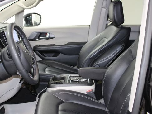 Used 2024 Chrysler Pacifica Touring-L image 29