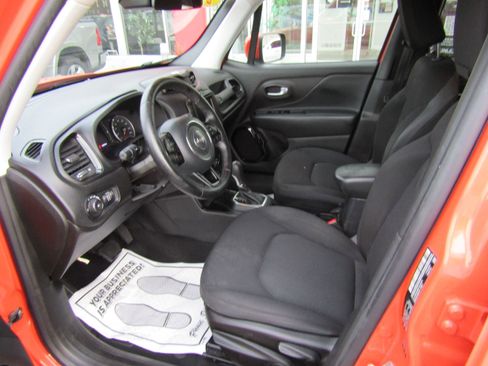 Used 2020 Jeep Renegade Altitude FWD image 9