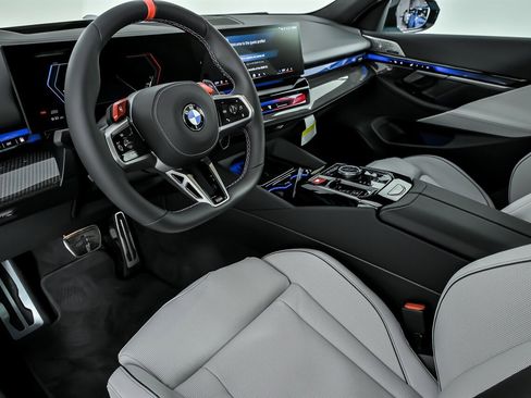 Used 2026 BMW M5 Touring w/ Executive Package image 21