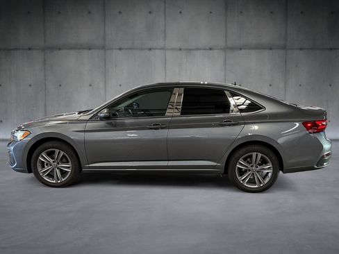 Used 2024 Volkswagen Jetta SE FWD image 2