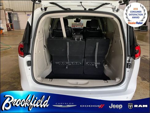 Used 2024 Chrysler Pacifica Limited FWD image 10