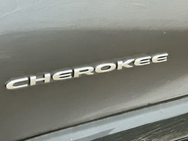 Used 2016 Jeep Cherokee Latitude w/ Cold Weather Group AWD/4WD image 18