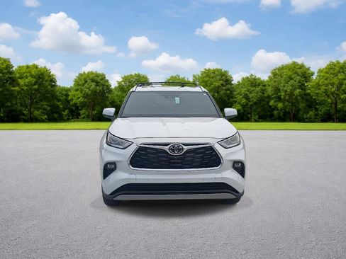 New 2026 Toyota Highlander Platinum image 2