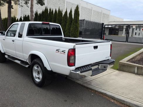 Used 2000 Nissan Frontier XE image 7
