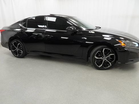 Used 2024 Nissan Altima 2.5 SR w/ SR Premium Package FWD image 5