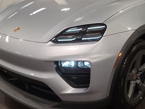 New 2026 Porsche Macan Electric RWD image 32